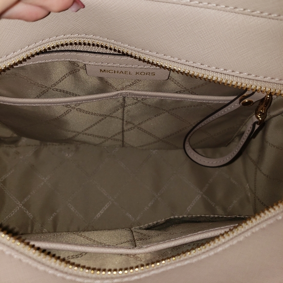 MICHAEL KORS LG DILLON TOTE & WRISLET SET - Picture 4 of 12